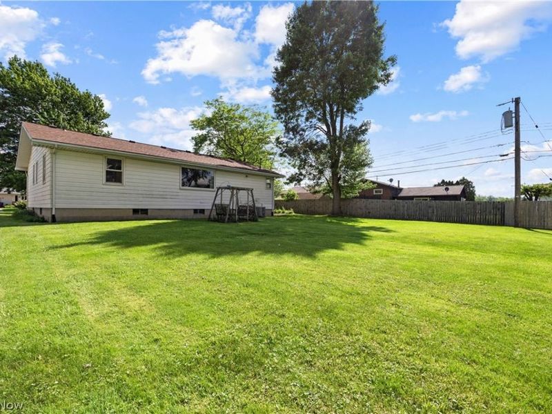 835 Columbia Drive , Amherst, OH 44001 Photo 4