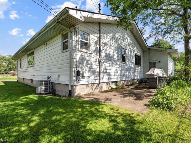 835 Columbia Drive , Amherst, OH 44001 Photo 7