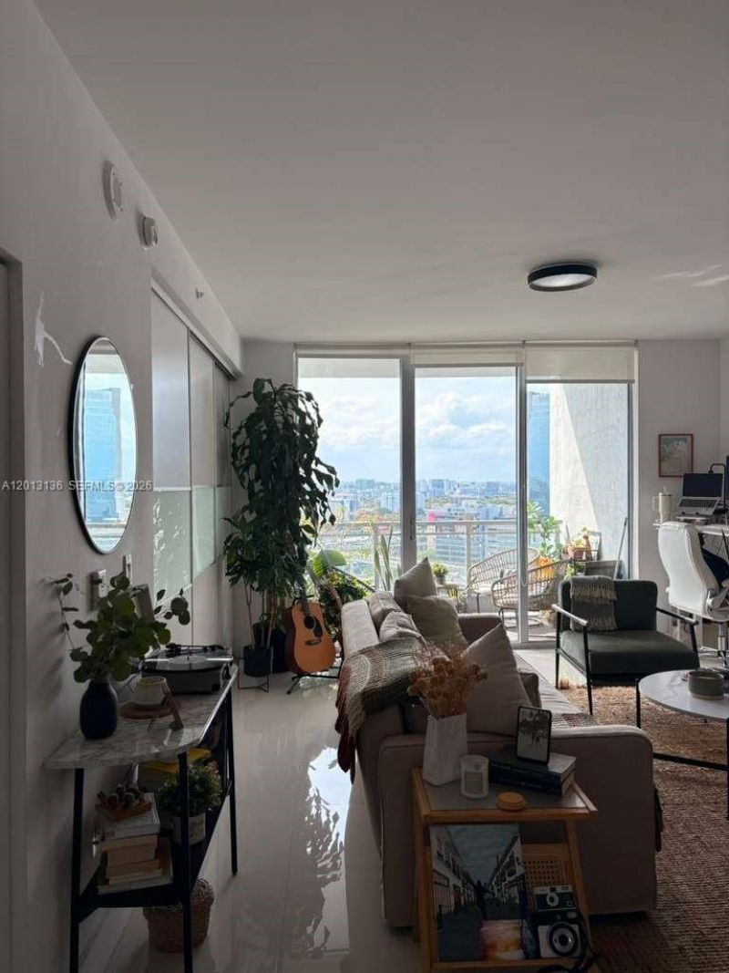 90 SW 3rd St , Unit 2106, Miami, FL 33130 Photo