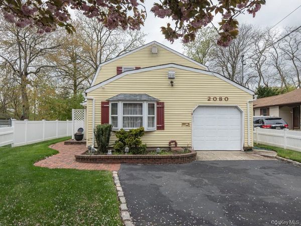 2080 Seamans Neck Road , Seaford, NY 11783