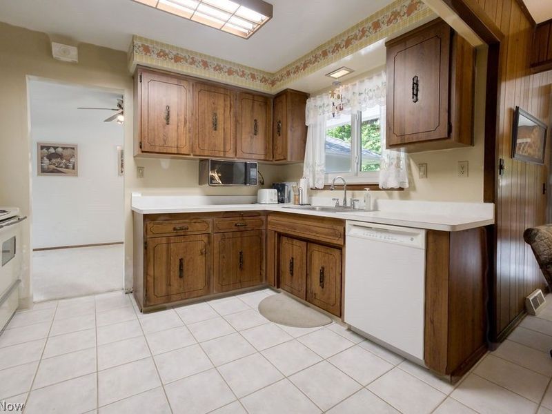 492 Jeannette Drive, Richmond Heights, OH 44143 Photo 3