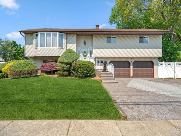 1632 Fairfax Avenue , West Islip, NY 11795