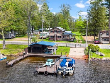 1392 County Route 17 , Bernhards Bay, NY 13028