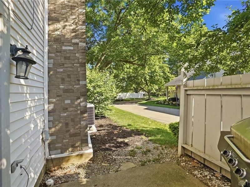 2051 Foxknoll Drive, Centerville, OH 45458 Photo 22