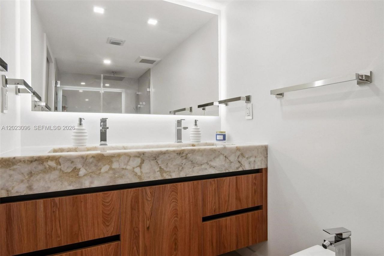 425 Grapetree Dr , Unit 211, Key Biscayne, FL 33149 Photo