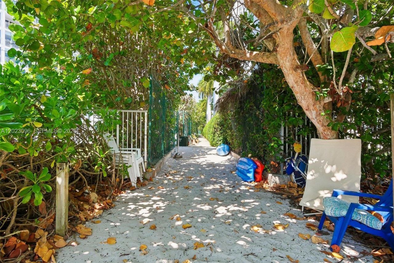425 Grapetree Dr , Unit 211, Key Biscayne, FL 33149 Photo