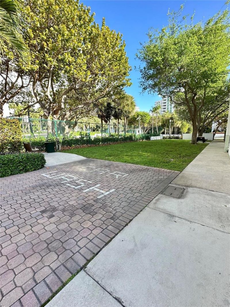 425 Grapetree Dr , Unit 211, Key Biscayne, FL 33149 Photo