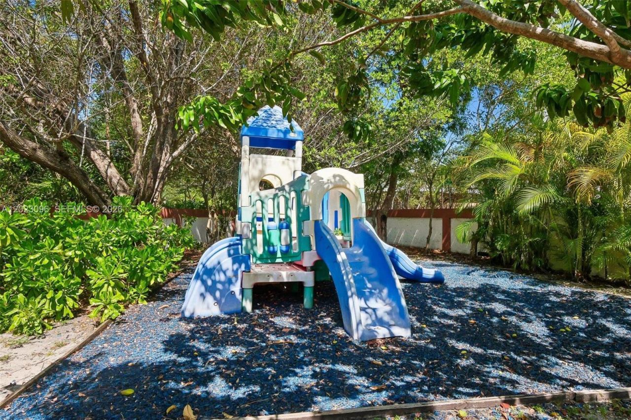 425 Grapetree Dr , Unit 211, Key Biscayne, FL 33149 Photo