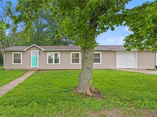125 Silver Shadow Lane, Linn Valley, KS 66040