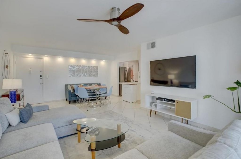 3020 NE 16th Avenue, Unit 304, Oakland Park, FL 33334 Photo
