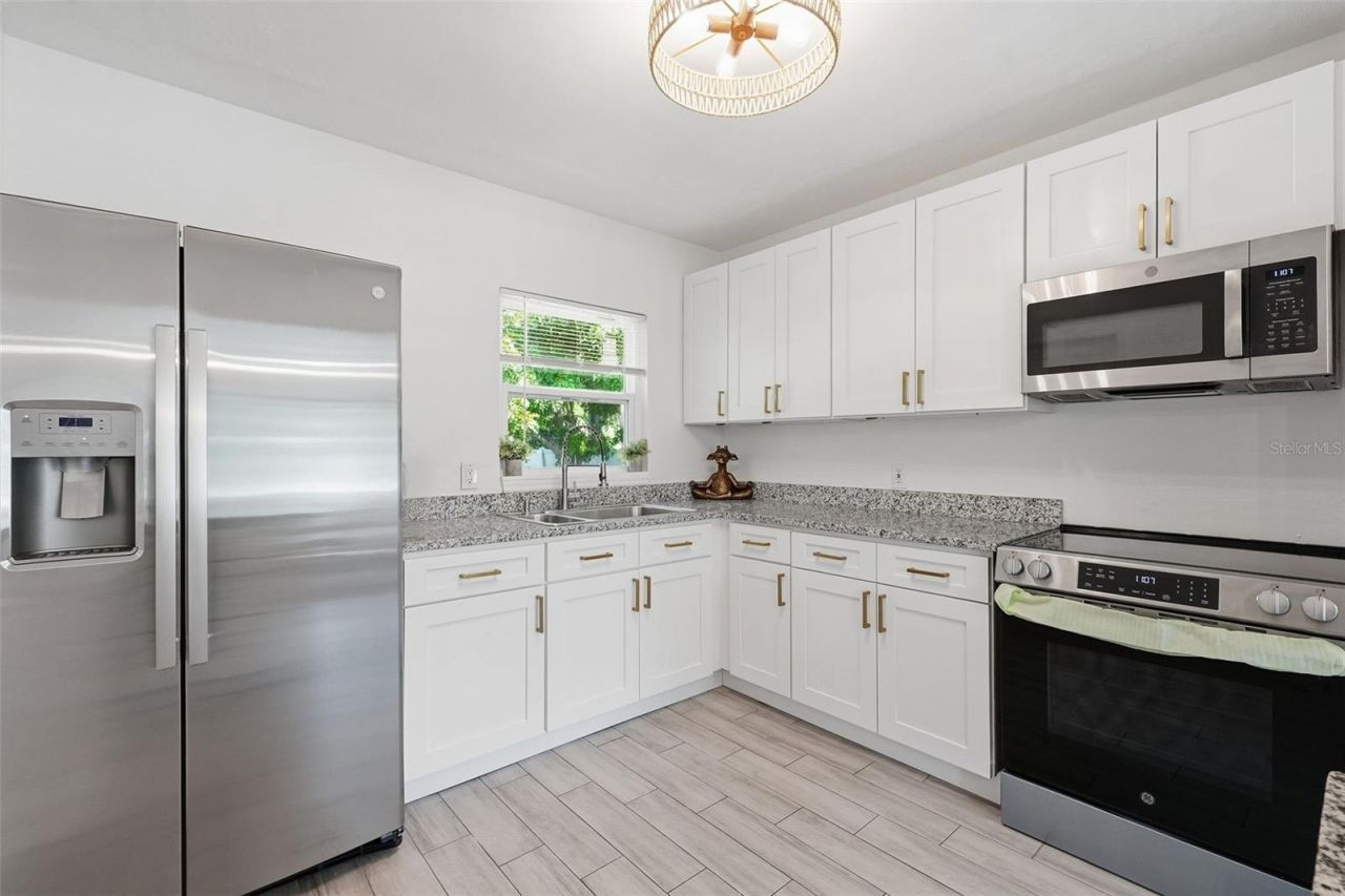 2855 Valencia Way S, Saint Petersburg, FL 33705 Photo