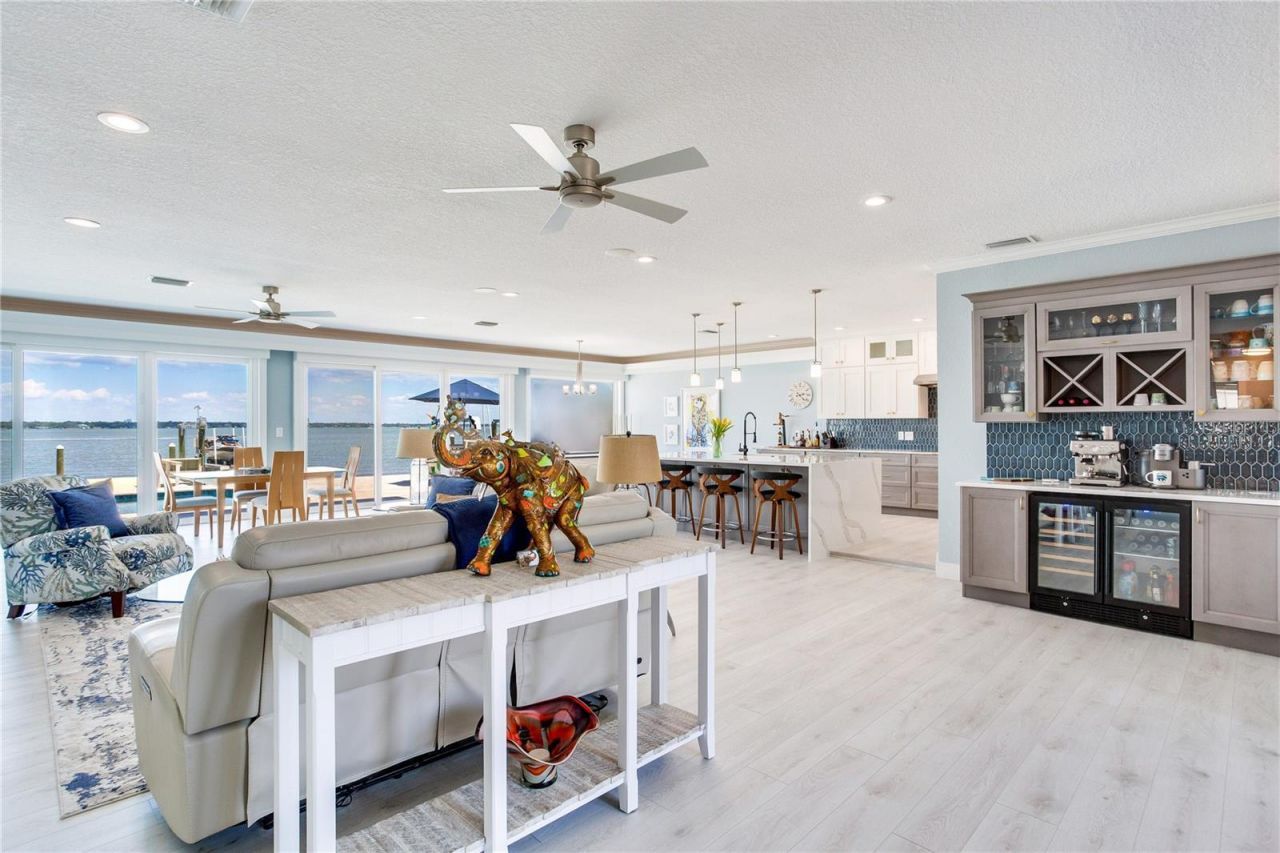 547 Johns Pass Avenue, Madeira Beach, FL 33708 Photo