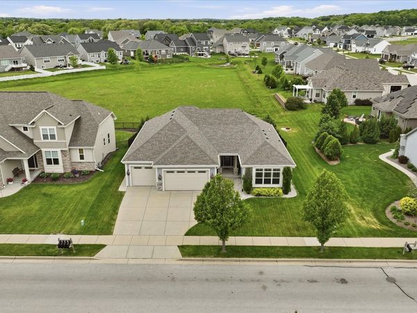 1460 Prairie Creek Blvd, Oconomowoc, WI 53066