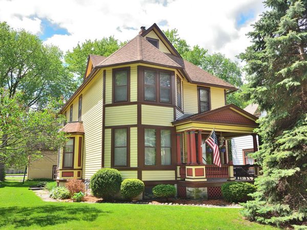 537 Dunbar Ave, Waukesha, WI 53186