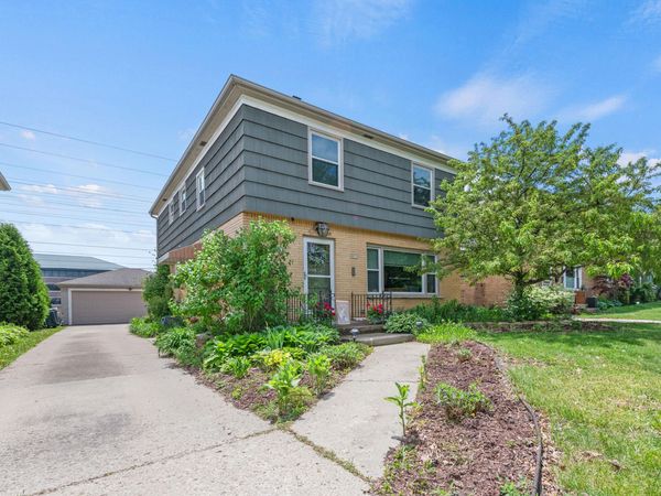 8831 W Hawthorne Ave, Unit 8833, Wauwatosa, WI 53226