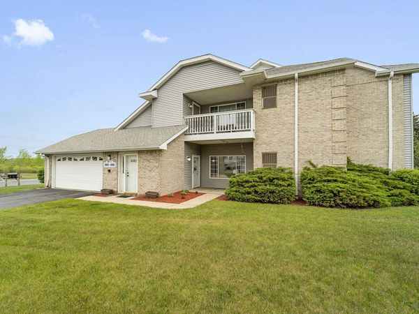 6884 S Rolling Meadows Ct, Oak Creek, WI 53154