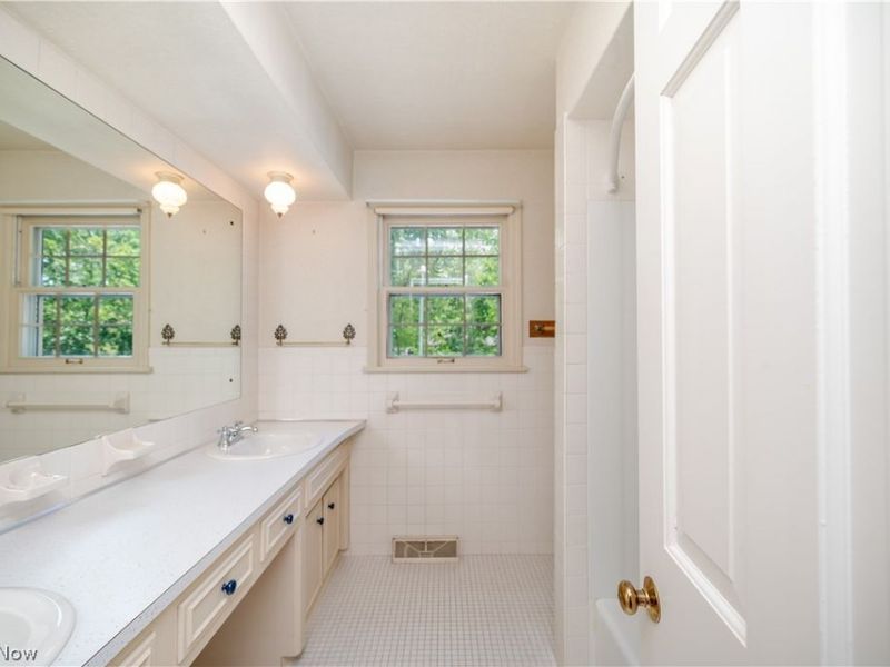 8045 Deerpath Drive, Youngstown, OH 44512 Photo 25