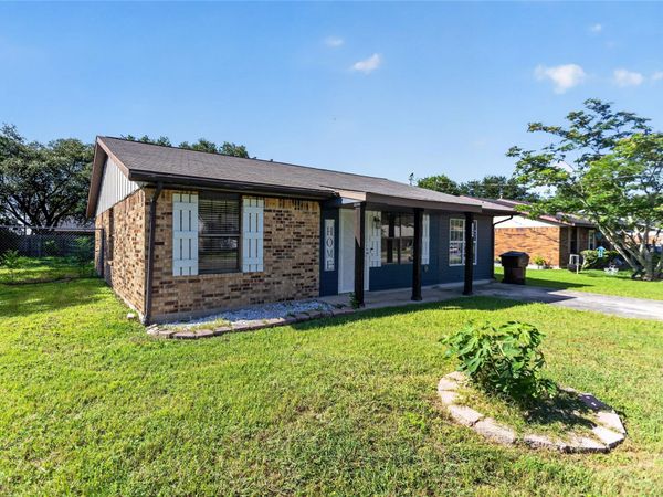 1308 Pendergrass ST , Lockhart, TX 78644