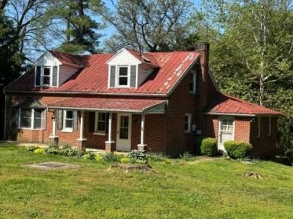 1610 HOLLY PIKE, CARLISLE, PA 17015