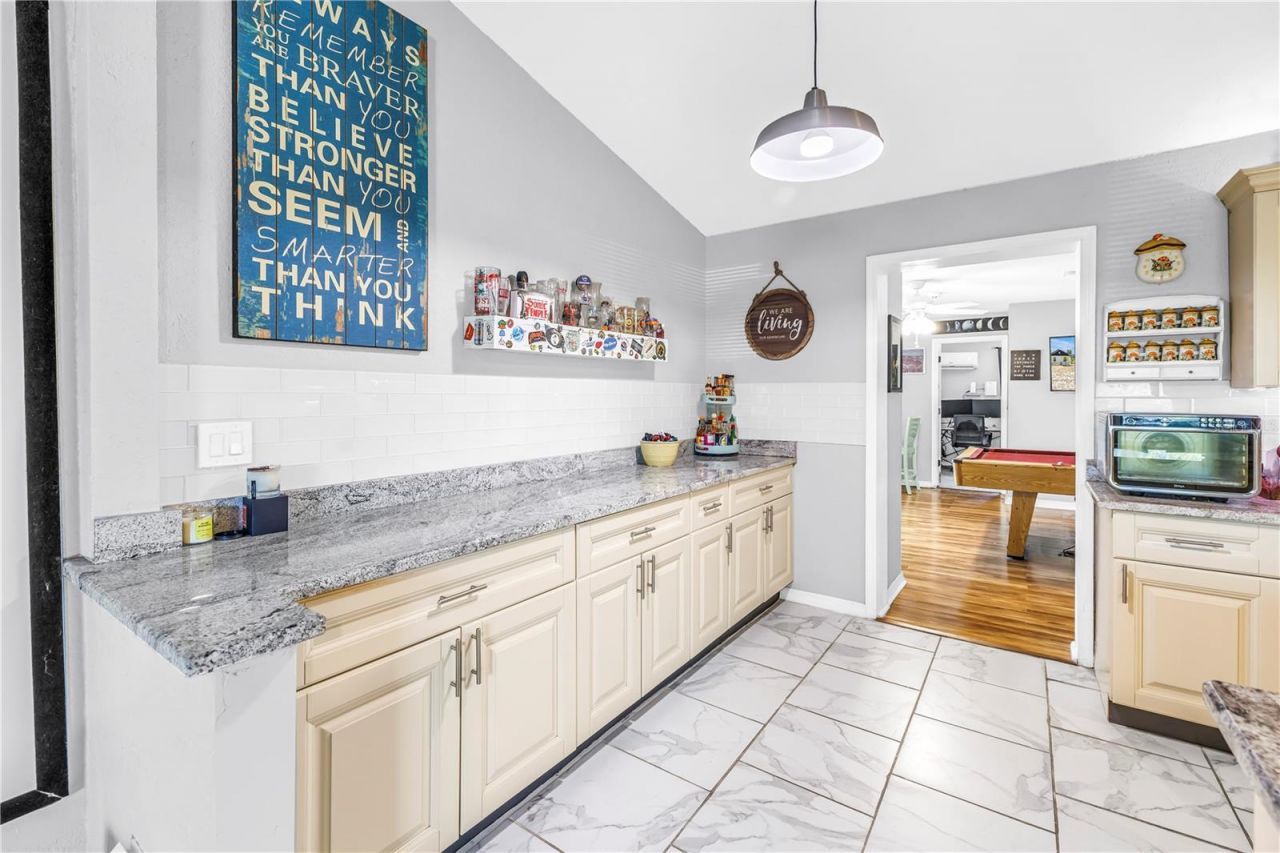 687 Jasmine Way S, Saint Petersburg, FL 33705 Photo
