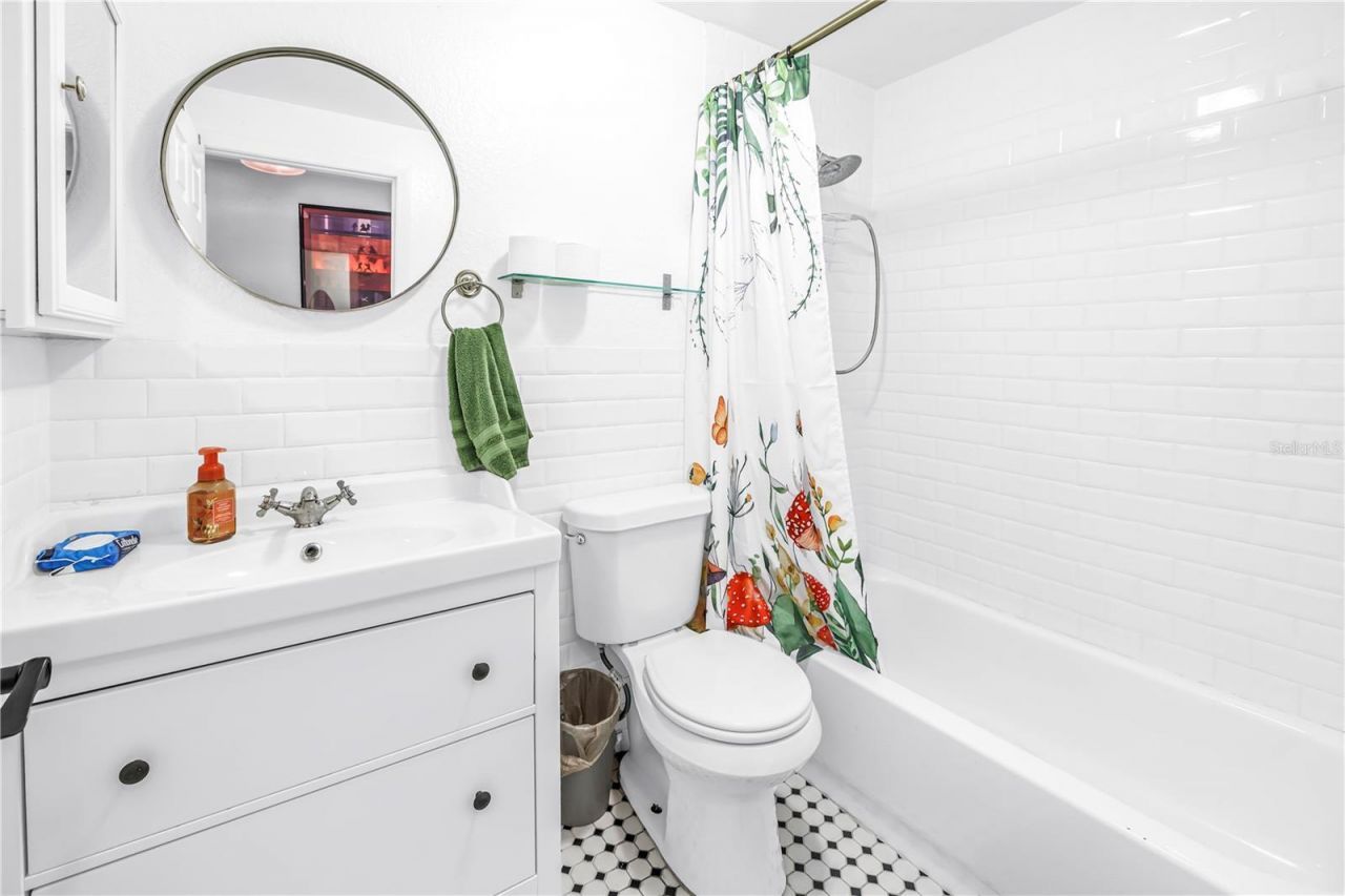 687 Jasmine Way S, Saint Petersburg, FL 33705 Photo