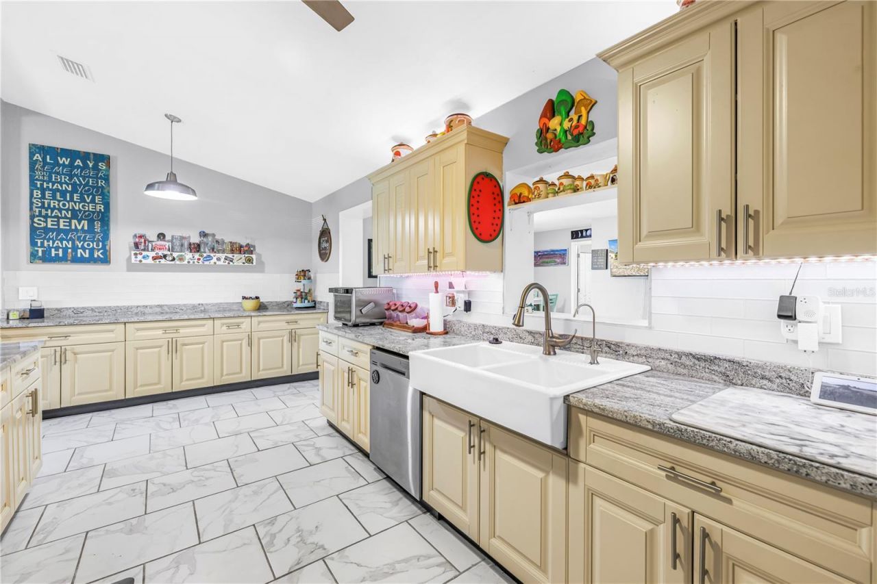 687 Jasmine Way S, Saint Petersburg, FL 33705 Photo