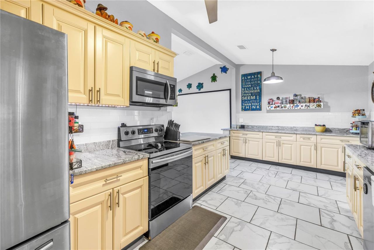 687 Jasmine Way S, Saint Petersburg, FL 33705 Photo