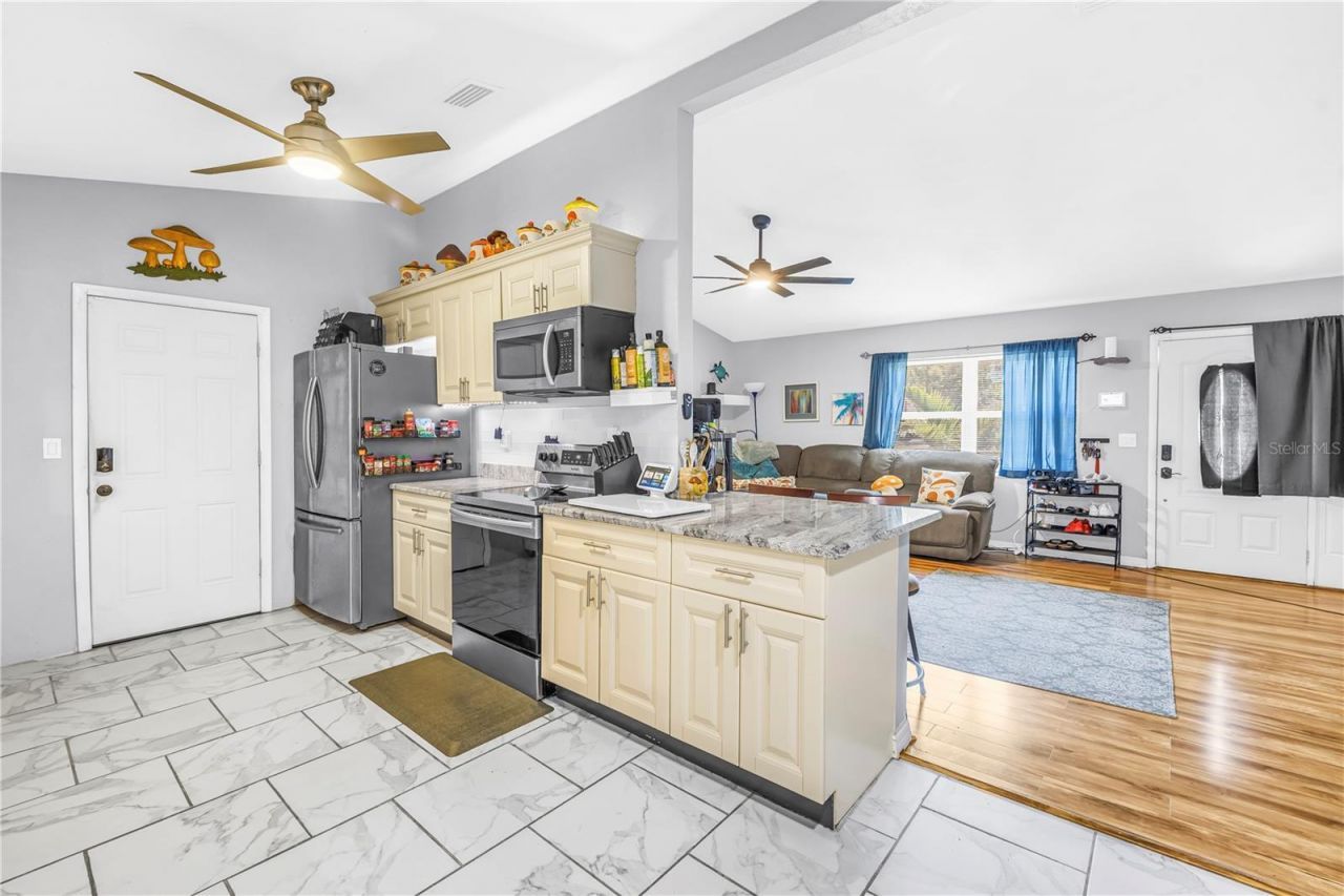 687 Jasmine Way S, Saint Petersburg, FL 33705 Photo