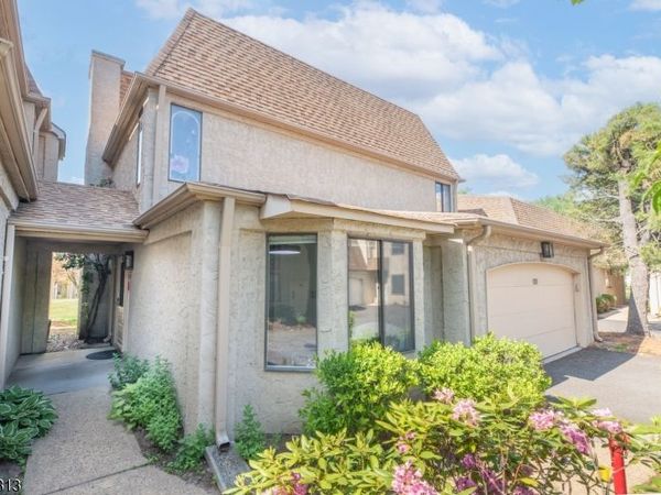 21 Carriage Pl, Edison, NJ 08820