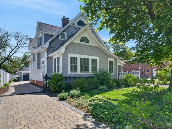 112 Douglas Avenue , Libertyville, IL 60048