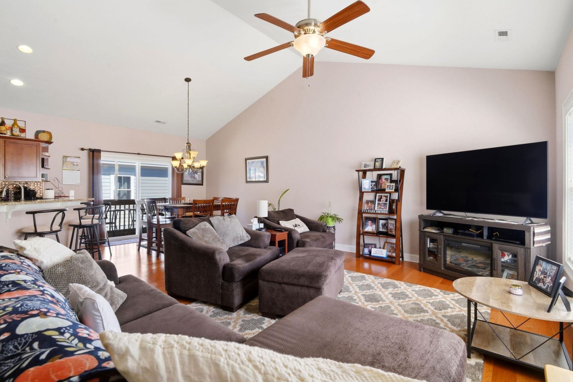 577 Sunnyside Ave.  Photo 4