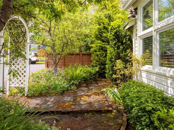 701 Connaught Rd , Victoria, BC V9A 2Z1