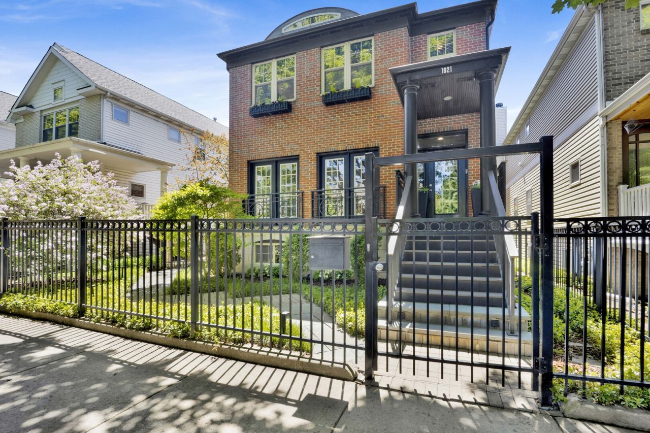 1621 W Rosehill Drive, Chicago, IL 60660