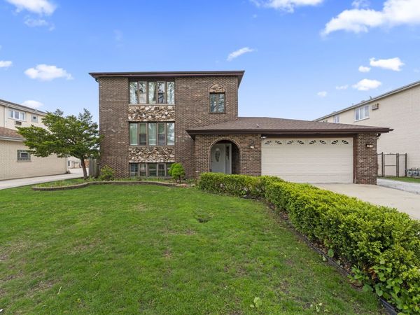 11201 S Helena Drive, Palos Hills, IL 60465