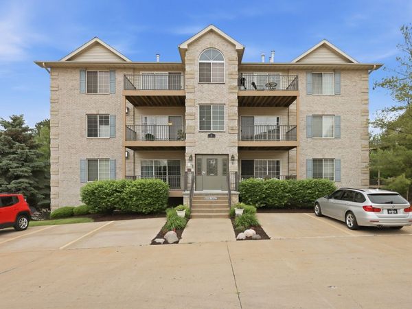3040 Holiday Court, Unit 5, Bettendorf, IA 52722