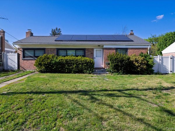 69 W 22nd Street , Huntington Station, NY 11746