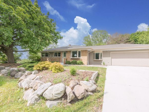 1401 S Westbrooke Pkwy, New Berlin, WI 53146