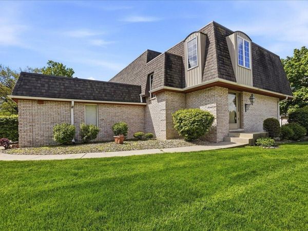 2 Woodhollow Drive, Schererville, IN 46375
