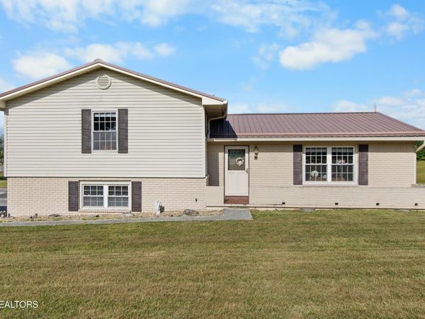 121 E Village Circle, LaFollette, TN 37766