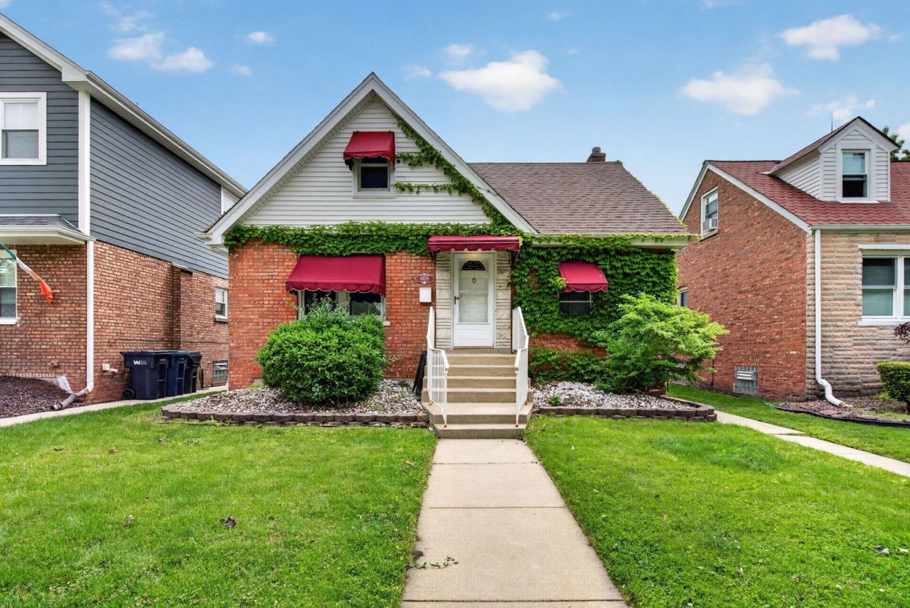 10029 S Trumbull Avenue, Evergreen Park, IL 60805 Main Photo