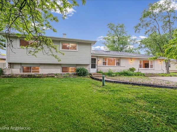1011 W Wildwood Drive , Prospect Heights, IL 60070