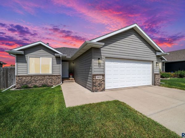 5600 W Oakcrest Dr, Sioux Falls, SD 57107