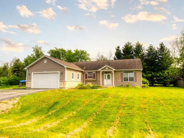 N1525 Overlook Cir, Bloomfield, WI 53157