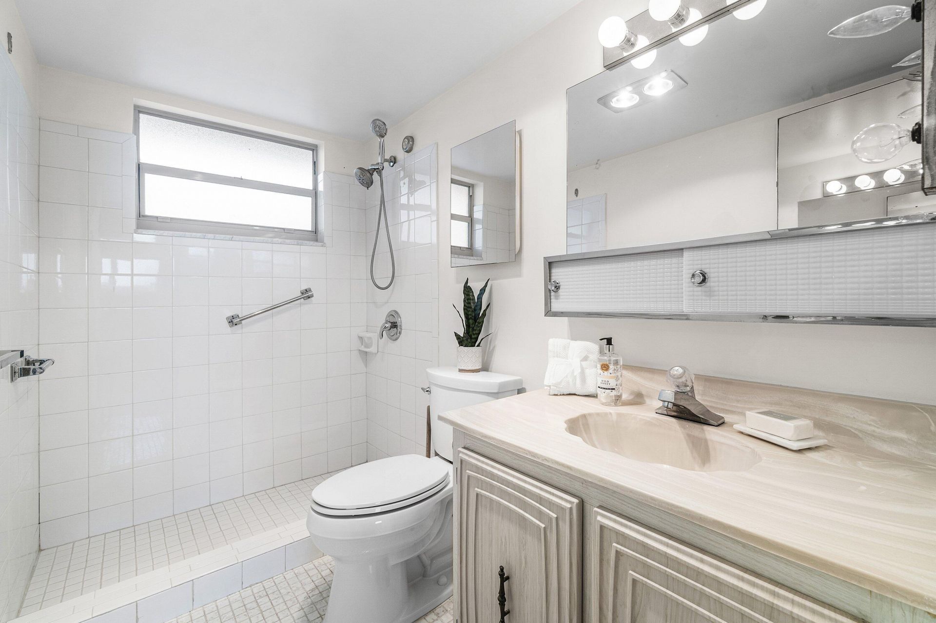 725 Lori Drive, Unit 410, Palm Springs, FL 33461 Photo