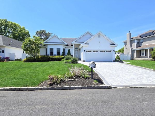 12 Laurel Lane , Holtsville, NY 11742