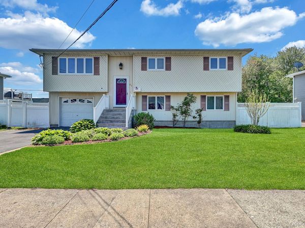86 Paris Court , West Islip, NY 11795
