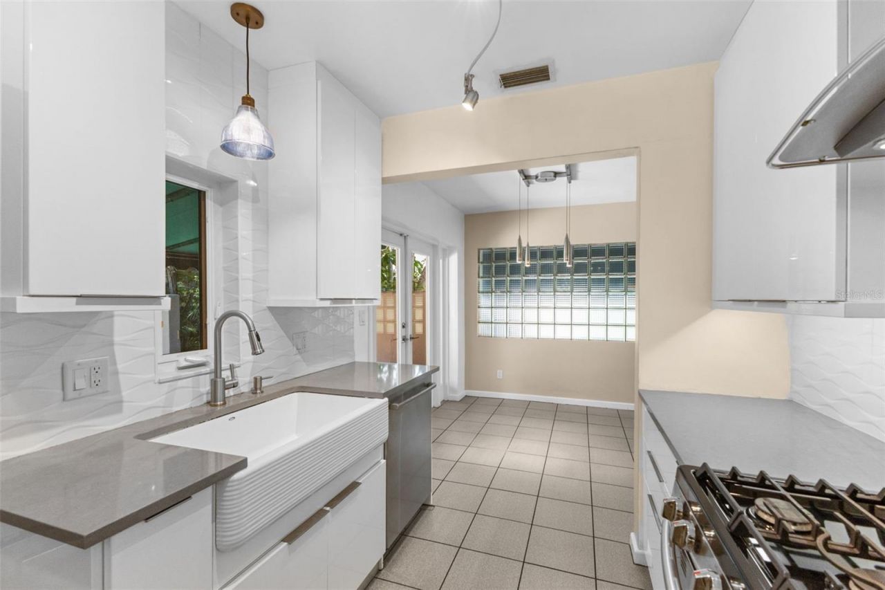135 Aranda Street Ne, Saint Petersburg, FL 33704 Photo