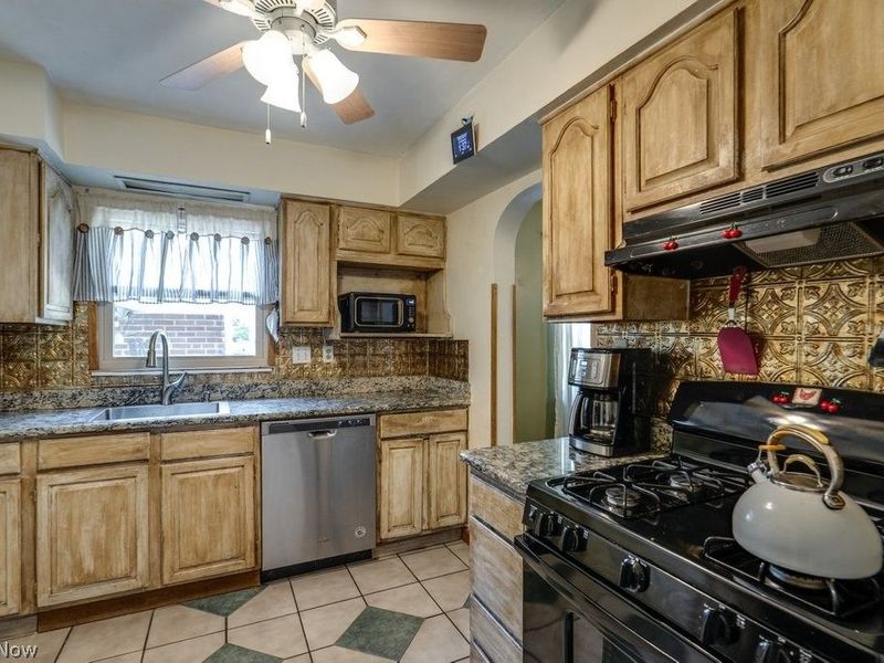 2035 Tampa Avenue, Cleveland, OH 44109 Photo 12