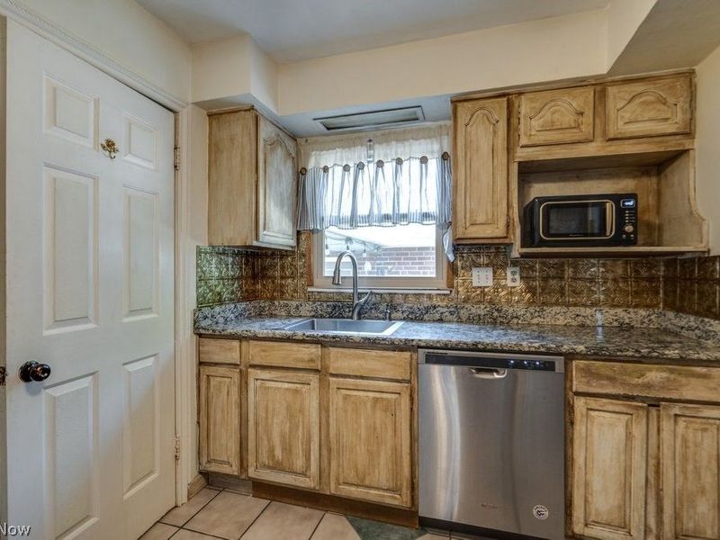2035 Tampa Avenue, Cleveland, OH 44109 Photo 13