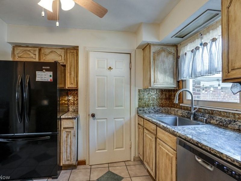 2035 Tampa Avenue, Cleveland, OH 44109 Photo 16